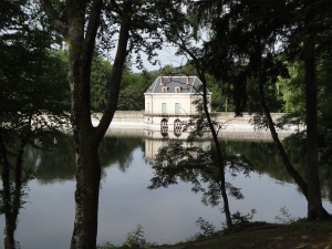 La maison du garde sur le barrage au lac des settons photo Pascale Coutoux