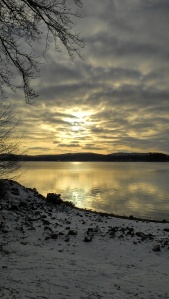 coucher de soleil sur le lac des settons en hiver