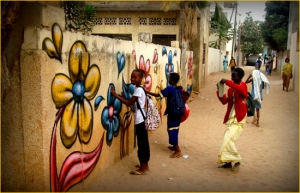 street art Arnaud Rabier fleurs sur un mur à proximité de Dakar 